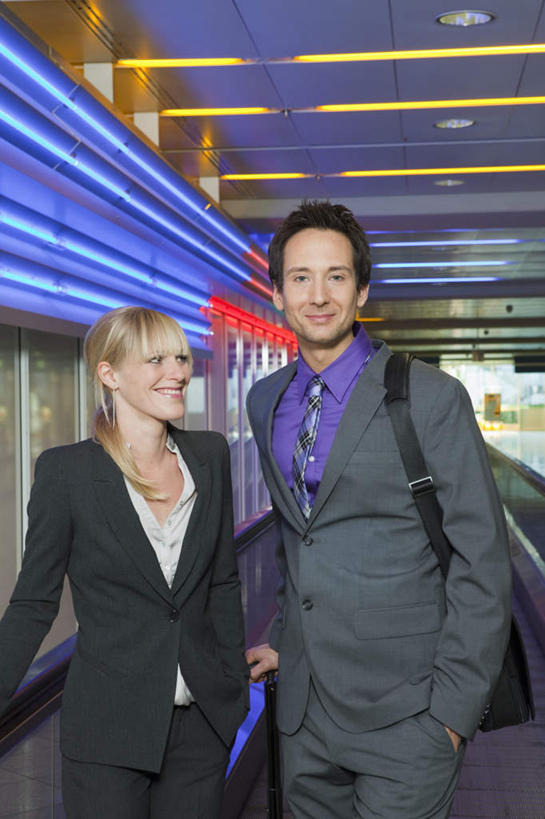 西方人,背部,两个人,同事,商务人士,商务男性,商务女性,机场,站,笑,微笑,露齿笑,竖图,室内,白天,正面,衬衫,成功,合作,团队,集体,信心,电梯,飞机场,照明,欧洲,欧洲人,握,套装,朦胧,模糊,包,书包,电动扶梯,灯光,自动扶梯,运输工具,拿,拿着,注视,队伍,顶灯,灯,一个,背包,灯具,观察,看,站着,握着,单个,观看,单肩包,照亮,察看,领导,照明设备,成就,关注,商务装,手插袋,单手插袋,合伙,领袖,工薪阶层,单手抄兜,单手放兜,男人,男性,女人,女性,中年男性,中年女性,白种人,白领,上班族,航空站,空港,插兜,手插兜,手放口袋,站立,半身,彩图,衬衣,扶手电梯,升降设备,运输带,自动行人电梯,手抄兜,电扶梯