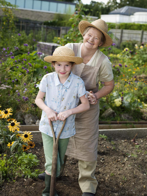 西方人,儿童,中年人,两个人,家庭,母亲,女儿,站,笑,微笑,露齿笑,竖图,室外,白天,正面,纯洁,草地,草坪,花海,花圃,植物,帽子,叶子,欧洲,欧洲人,两顶,握,阴影,服装,盛开,光线,铲子,影子,云,云朵,拿,花蕾,云彩,拿着,注视,休闲装,草,花,花瓣,花朵,花卉,鲜花,树,树木,一个,小孩,衣服,蓝色,绿色,白云,蓝天,天空,阳光,自然,遮阳帽,花丛,花束,花田,天,花苞,花蕊,观察,看,靠,靠着,站着,休闲,温暖,温馨,母女,一家人,休闲服,可爱,母爱,童年,童趣,搭,握着,服饰,生长,晴朗,单个,成长,观看,和睦,察看,搭着,关注,童真,烂漫,无邪,天真,女孩,女人,女性,中年女性,白种人,孩子,晴空,站立,半身,彩图,融洽,女生