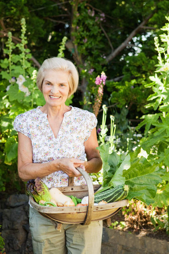 西方人,一个人,站,笑,交叉,微笑,露齿笑,竖图,室外,白天,正面,草地,草坪,花海,花圃,植物,竹子,叶子,欧洲,欧洲人,仅一个女性,仅一个人,握,阴影,竹制,服装,盛开,编织,光线,篮子,影子,拿,花蕾,拿着,注视,休闲装,草,花,花瓣,花朵,花卉,鲜花,树,树木,一个,衣服,绿色,阳光,自然,竹篮,花丛,花束,花田,花苞,花蕊,观察,看,站着,休闲,休闲服,握着,服饰,仅一个老年女性,生长,单个,成长,观看,竹条,交织,察看,竹制品,关注,穿插,老年女性,女人,女性,白种人,站立,半身,彩图