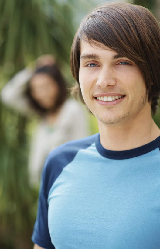 西方人,两个人,站,举,笑,微笑,露齿笑,竖图,室外,白天,正面,爱情,植物,欧洲,欧洲人,阴影,服装,朦胧,模糊,光线,影子,浪漫,注视,休闲装,树,树木,衣服,绿色,阳光,自然,观察,看,托,站着,休闲,温暖,温馨,休闲服,恩爱,搭,恋人,服饰,生长,成长,观看,和睦,察看,搭着,关注,男人,男性,年轻男性,年轻女性,女人,女性,白种人,情侣,举起,举手,举着,向上举,向上伸,向上托,站立,半身,彩图,伴侣,融洽