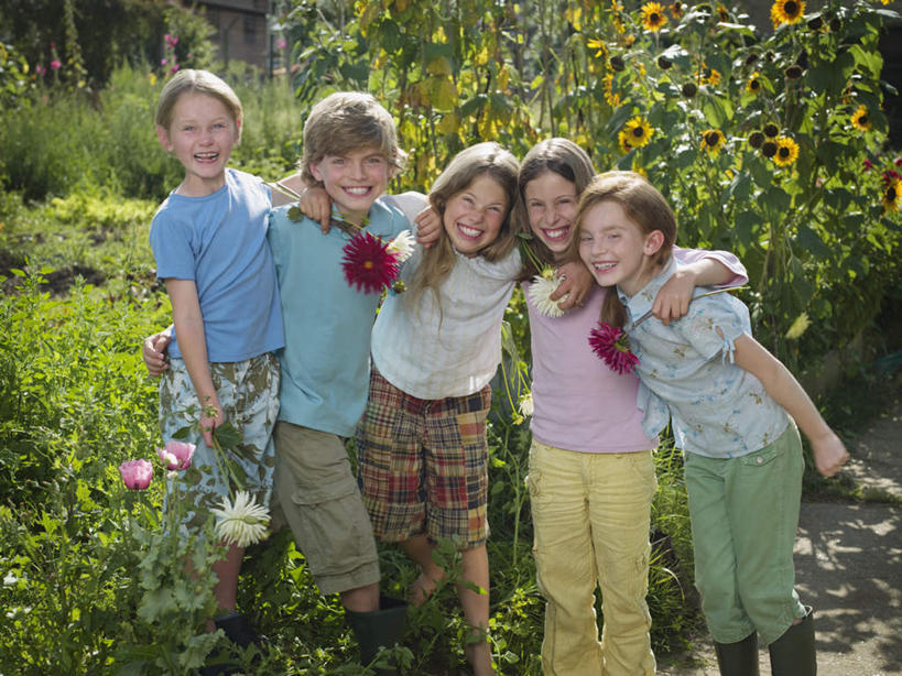 西方人,儿童,伙伴,朋友,站,笑,微笑,露齿笑,横图,室外,白天,正面,友谊,纯洁,草地,草坪,植物,欧洲,欧洲人,五个人,一排,阴影,服装,整齐,盛开,光线,影子,许多人,花蕾,注视,休闲装,草,花,花瓣,花朵,鲜花,树,树木,排列,小孩,衣服,绿色,阳光,自然,花苞,花蕊,观察,看,靠,靠着,站着,一群人,休闲,休闲服,可爱,童年,童趣,搭,服饰,生长,成长,观看,察看,搭着,队列,关注,童真,烂漫,无邪,天真,友情,男孩,男人,男性,女孩,女人,女性,白种人,站立,半身,彩图,男生,女生