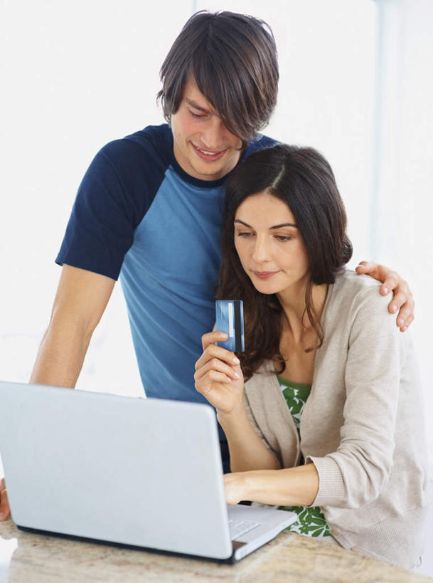 西方人,两个人,坐,笑,微笑,露齿笑,竖图,室内,白天,正面,爱情,信用卡,电脑,笔记本电脑,桌面,桌子,欧洲,欧洲人,一张,撑,敲打,握,服装,网络,木制,墙,浪漫,拿,拿着,注视,休闲装,输入,通讯设备,墙壁,墙面,衣服,白色,木制品,打字,低头,观察,看,靠,靠着,休闲,温暖,温馨,休闲服,卡,恩爱,握着,储蓄卡,恋人,服饰,观看,点击,一台,敲击,和睦,察看,无线,撑着,关注,通信设备,无线网络,无线上网,便携式电脑,垂头,银行卡,按键,手提电脑,男人,男性,年轻男性,年轻女性,女人,女性,白种人,情侣,坐着,半身,彩图,伴侣,融洽