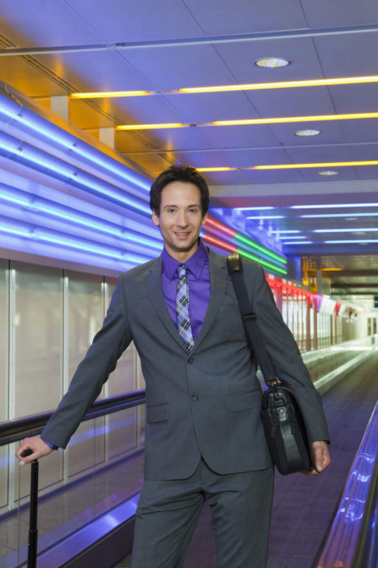 西方人,背部,一个人,商务人士,商务男性,机场,站,笑,微笑,露齿笑,竖图,室内,白天,正面,衬衫,电梯,飞机场,照明,欧洲,欧洲人,仅一个男性,仅一个人,仅一个中年男性,握,套装,朦胧,模糊,包,书包,电动扶梯,灯光,自动扶梯,运输工具,拿,拿着,注视,顶灯,灯,一个,背包,灯具,观察,看,站着,握着,单个,观看,单肩包,照亮,察看,照明设备,关注,商务装,工薪阶层,男人,男性,中年男性,白种人,白领,上班族,航空站,空港,站立,半身,彩图,衬衣,扶手电梯,升降设备,运输带,自动行人电梯,电扶梯