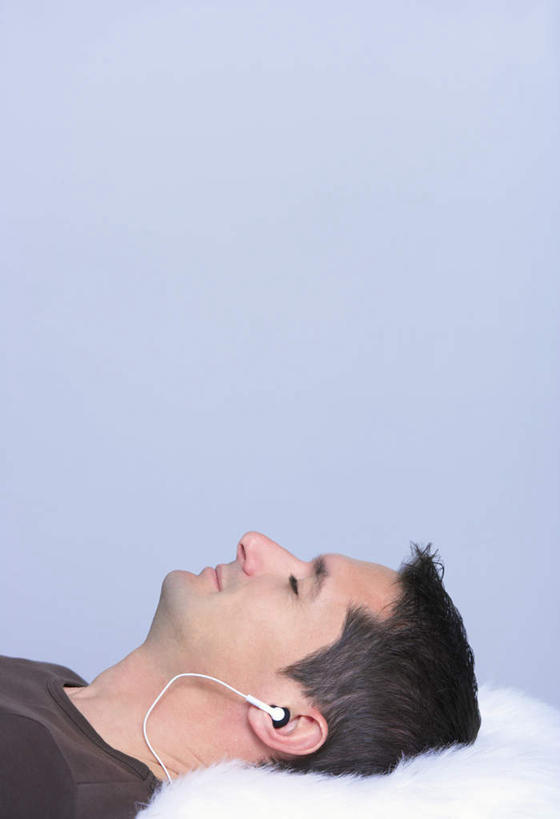 西方人,脸,头,脸颊,头发,一个人,躺,闭眼,睡,竖图,室内,特写,白天,侧面,快乐,满意,幸福,床,靠垫,欧洲,欧洲人,仅一个男性,仅一个人,一条,蓝色背景,服装,双人床,床单,靠枕,音响,音乐,休闲装,娱乐,被子,肩膀,仅一个年轻男性,衣服,白色,黑色,耳机,垫子,枕头,享受,休闲,休闲服,放松,摄影,服饰,影棚,舒适,被单,享乐,卧着,男人,男性,年轻男性,白种人,头部,直发,脸部,脸蛋,面部,闭眼睛,闭着眼,闭着眼睛,困,困觉,寝息,睡觉,躺着,卧,半身,彩图,影棚拍摄,拍摄,短发