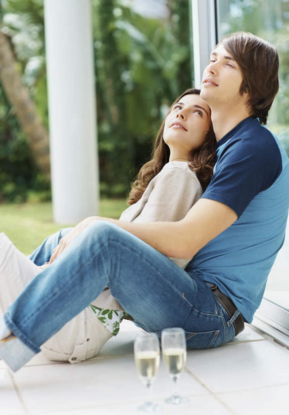 西方人,两个人,坐,抱,竖图,室外,白天,侧面,爱情,树林,植物,窗户,杯子,欧洲,欧洲人,阴影,服装,朦胧,模糊,光线,瓷砖,地砖,影子,柱子,地面,浪漫,注视,休闲装,玻璃窗,玻璃制品,树,树木,两个,衣服,蓝色,绿色,灰色,阳光,自然,水杯,看,休闲,温暖,温馨,休闲服,恩爱,恋人,服饰,生长,成长,抱着,和睦,搂着,关注,男人,男性,年轻男性,年轻女性,女人,女性,白种人,情侣,玻璃杯,怀抱,搂,搂抱,抬头,相抱,仰头,拥抱,坐着,半身,彩图,伴侣,融洽