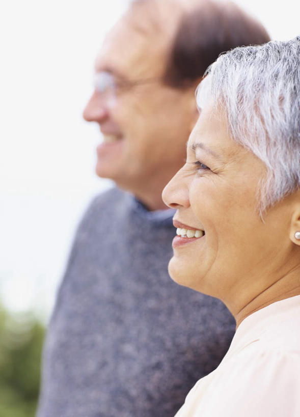 西方人,老年人,两个人,家庭,夫妻,站,笑,微笑,露齿笑,竖图,室外,白天,侧面,爱情,欧洲,欧洲人,阴影,服装,朦胧,模糊,光线,眼镜,影子,浪漫,注视,休闲装,衣服,白色,灰色,天空,阳光,天,观察,看,站着,休闲,温暖,温馨,一家人,休闲服,恩爱,恋人,服饰,晴朗,观看,老花镜,和睦,察看,关注,万里无云,远视眼镜,老年男性,老年女性,男人,男性,女人,女性,白种人,夫妇,情侣,晴空,晴空万里,站立,半身,彩图,伴侣,融洽