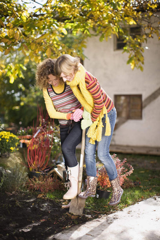 西方人,儿童,两个人,家庭,站,竖图,室外,白天,正面,纯洁,草地,草坪,植物,欧洲,欧洲人,阴影,服装,光线,铲子,影子,墙,注视,休闲装,靴子,踩,墙壁,墙面,草,树,树木,小孩,衣服,黄色,绿色,阳光,自然,踩着,低头,观察,看,站着,休闲,温暖,温馨,一家人,休闲服,可爱,童年,童趣,服饰,生长,成长,观看,和睦,察看,关注,童真,烂漫,无邪,天真,女孩,女人,女性,白种人,孩子,站立,彩图,全身,融洽,女生