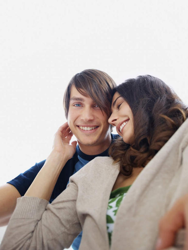 西方人,两个人,坐,抱,笑,微笑,露齿笑,竖图,室外,白天,仰视,爱情,欧洲,欧洲人,阴影,服装,光线,影子,浪漫,注视,休闲装,衣服,灰色,天空,阳光,天,低头,观察,看,休闲,温暖,温馨,休闲服,恩爱,恋人,服饰,晴朗,抱着,观看,和睦,察看,搂着,关注,万里无云,男人,男性,年轻男性,年轻女性,女人,女性,白种人,情侣,晴空,晴空万里,怀抱,搂,搂抱,相抱,拥抱,坐着,半身,彩图,低角度拍摄,伴侣,融洽