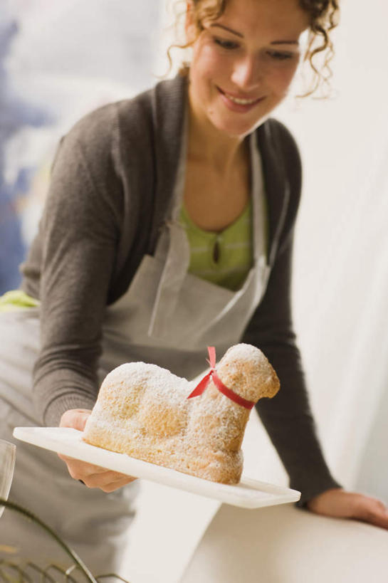 西方人,一个人,站,捧,笑,微笑,露齿笑,竖图,室内,白天,正面,木雕,雕塑,欧洲,欧洲人,仅一个女性,仅一个人,撑,服装,朦胧,模糊,艺术,装饰,雕刻,雕像,丝绸,丝带,围裙,缎带,注视,休闲装,绸带,衣服,绿色,工艺品,观察,看,站着,仅一个中年女性,休闲,休闲服,服饰,观看,纪念,美术,察看,撑着,关注,主题,陈列,功能,美学,女人,女性,中年女性,白种人,端,端着,捧着,手捧,站立,半身,彩图