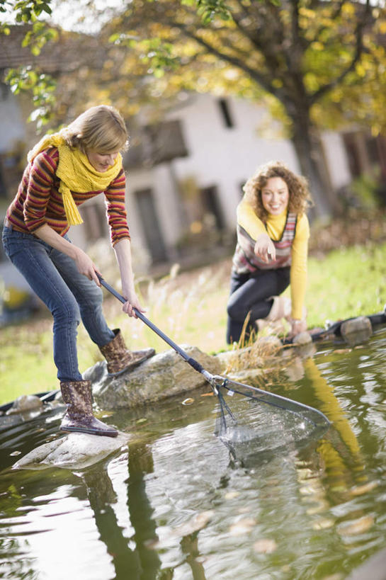 西方人,两个人,伙伴,朋友,家,站,竖图,室外,白天,正面,友谊,草地,草坪,河流,水,植物,别墅,欧洲,欧洲人,握,指,阴影,波纹,服装,装饰,光线,影子,房屋,屋子,河水,水流,公寓,涟漪,拿,拿着,注视,休闲装,方向,洋房,楼房,住宅,草,树,树木,衣服,黄色,绿色,水纹,阳光,自然,围巾,波浪,低头,观察,看,手势,站着,休闲,温暖,休闲服,握着,服饰,生长,渔网,成长,围脖,观看,保暖,渔具,华丽,点缀,察看,指向,御寒,食指,关注,抓捕,捕捞,鱼网,拉网,捕捞工具,水晕,衬托,美观,雅致,雅观,友情,年轻女性,女人,女性,白种人,站立,彩图,全身,房子