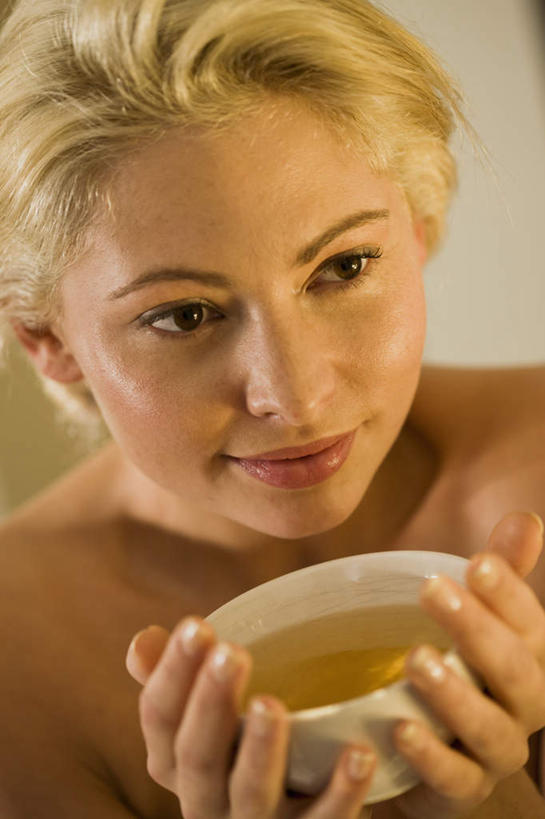 西方人,脸,头,脸颊,手,头发,一个人,捧,笑,微笑,竖图,室内,特写,白天,正面,性感,幸福,茶,欧洲,欧洲人,双手,仅一个年轻女性,仅一个女性,仅一个人,阴影,灰色背景,反射,影子,陶瓷,茶叶,陶瓷制品,注视,娱乐,裸露,肩膀,容器,碗,观察,看,享受,休闲,温馨,手部,金色,放松,乐趣,诱惑,摄影,影棚,赤裸,观看,储藏,察看,提神,舒适,储存,关注,醒脑,裸,火辣,年轻女性,女人,女性,白种人,头部,直发,脸部,脸蛋,面部,端,端着,捧着,手捧,半身,彩图,影棚拍摄,拍摄,贮存,短发