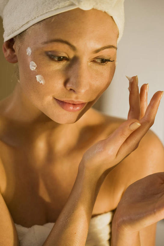 西方人,脸,头,脸颊,手,一个人,站,举,竖图,室内,特写,白天,正面,化妆,美容,性感,欧洲,欧洲人,仅一个年轻女性,仅一个女性,仅一个人,擦,抚摸,护肤,阴影,朦胧,模糊,反射,纺织物,影子,浴巾,墙,注视,裸露,肩膀,墙壁,墙面,白色,毛巾,观察,看,清洁,托,站着,保养,享受,休闲,手部,放松,诱惑,擦拭,保健,观看,保暖,单手,察看,关注,裸,火辣,透气,养颜,防水,储水,耐磨,吸水,揩擦,拭,年轻女性,女人,女性,白种人,头部,脸部,脸蛋,面部,举起,举手,举着,向上举,向上伸,向上托,站立,半身,彩图,轻抚