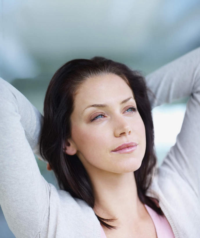 西方人,脸,头,脸颊,手,头发,一个人,闭眼,睡,竖图,室内,特写,白天,正面,欧洲,欧洲人,双手,仅一个年轻女性,仅一个女性,仅一个人,抱头,阴影,服装,朦胧,模糊,反射,影子,棕色,休闲装,肩膀,衣服,白色,休闲,手部,休闲服,服饰,双手抱头,捧首,捧头,年轻女性,女人,女性,白种人,头部,长发,直发,脸部,脸蛋,面部,闭眼睛,闭着眼,闭着眼睛,困,困觉,寝息,睡觉,半身,彩图