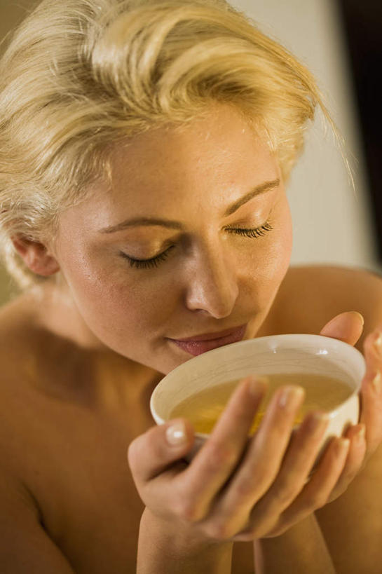 西方人,脸,头,脸颊,手,头发,一个人,闭眼,捧,笑,微笑,竖图,室内,特写,白天,正面,性感,幸福,茶,欧洲,欧洲人,双手,仅一个年轻女性,仅一个女性,仅一个人,阴影,灰色背景,反射,影子,陶瓷,茶叶,陶瓷制品,娱乐,闻,裸露,肩膀,容器,碗,享受,休闲,温馨,手部,金色,放松,乐趣,诱惑,摄影,影棚,赤裸,储藏,嗅,提神,舒适,储存,醒脑,裸,火辣,年轻女性,女人,女性,白种人,头部,直发,脸部,脸蛋,面部,闭眼睛,闭着眼,闭着眼睛,端,端着,捧着,手捧,半身,彩图,影棚拍摄,拍摄,贮存,短发