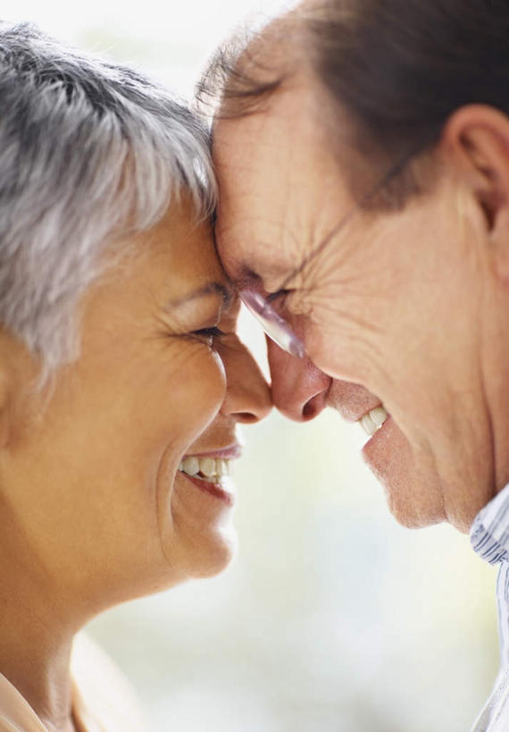 西方人,老年人,脸,头,脸颊,头发,两个人,家庭,夫妻,闭眼,笑,微笑,露齿笑,竖图,室外,特写,白天,侧面,爱情,欧洲,欧洲人,阴影,服装,光线,眼镜,影子,浪漫,顶,休闲装,衣服,白色,黑色,阳光,休闲,温暖,温馨,一家人,休闲服,恩爱,恋人,服饰,老花镜,和睦,远视眼镜,老年男性,老年女性,男人,男性,女人,女性,白种人,头部,直发,脸部,脸蛋,面部,夫妇,情侣,闭眼睛,闭着眼,闭着眼睛,半身,彩图,伴侣,融洽,短发