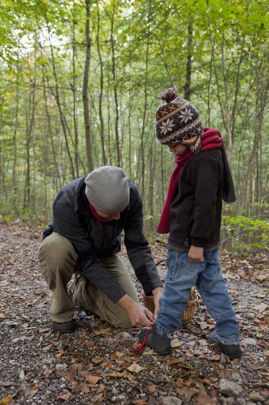 西方人,儿童,中年人,两个人,家庭,父亲,儿子,站,蹲,竖图,室外,白天,正面,纯洁,草地,草坪,树林,植物,帽子,欧洲,欧洲人,弯腰,握,阴影,服装,裤子,装饰,光线,影子,拿,拿着,注视,牛仔裤,休闲装,草,树,树木,小孩,衣服,红色,蓝色,绿色,灰色,阳光,自然,围巾,低头,观察,看,站着,休闲,温暖,温馨,父子,一家人,休闲服,父爱,可爱,童年,童趣,握着,服饰,生长,成长,围脖,观看,保暖,华丽,点缀,和睦,察看,御寒,关注,童真,烂漫,无邪,弯身,衬托,美观,雅致,雅观,编织帽,天真,男孩,男人,男性,中年男性,白种人,孩子,蹲着,站立,彩图,全身,融洽,男生