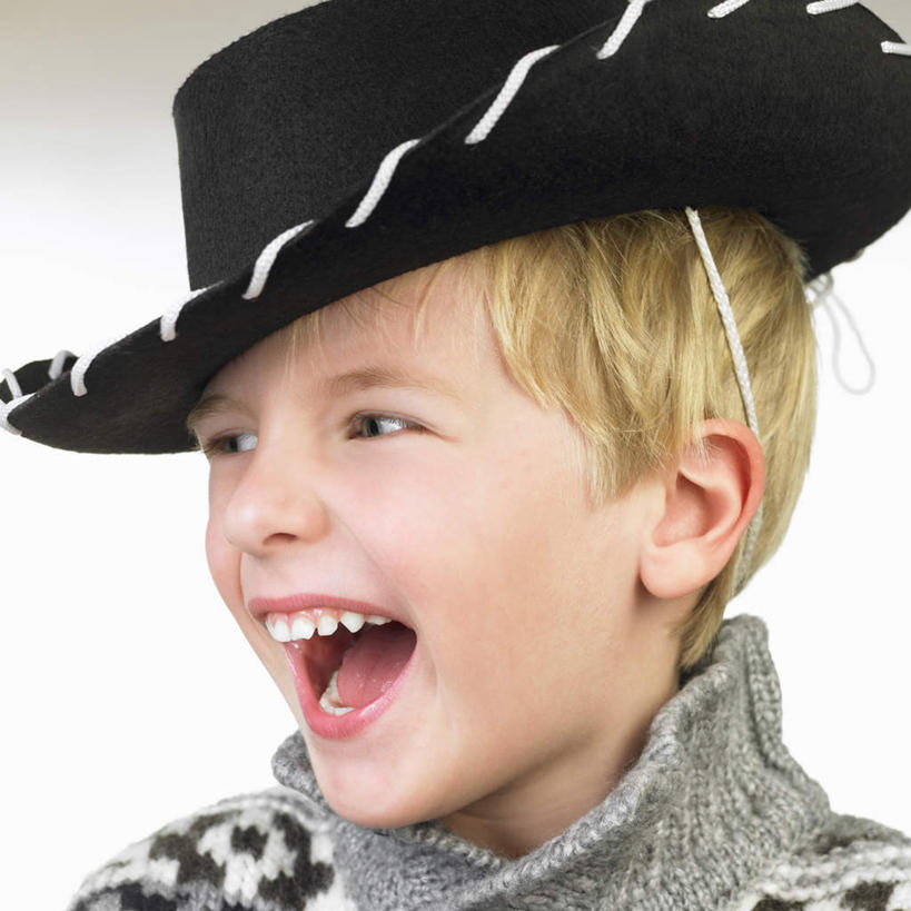 西方人,儿童,脸,头,脸颊,一个人,站,笑,大笑,方图,室内,特写,白天,白色背景,正面,兴奋,纯洁,帽子,欧洲,欧洲人,仅一个男性,仅一个人,服装,注视,休闲装,肩膀,小孩,衣服,黑色,灰色,观察,看,站着,张嘴,仅一个小孩,休闲,休闲服,牛仔帽,可爱,童年,童趣,摄影,服饰,影棚,观看,察看,关注,张大嘴巴,童真,烂漫,无邪,哈哈大笑,一顶,天真,男孩,男人,男性,白种人,孩子,头部,脸部,脸蛋,面部,张开嘴,站立,半身,彩图,影棚拍摄,高兴,狂笑,拍摄,男生