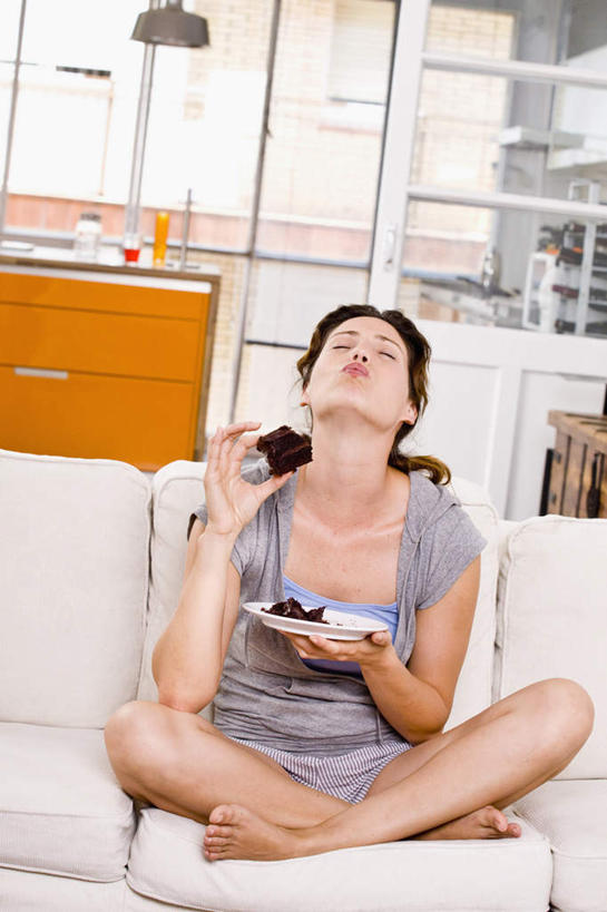 点心,西方人,一个人,客厅,坐,捧,盘腿,竖图,室内,白天,正面,下午茶,窗户,落地窗,沙发,欧洲,欧洲人,仅一个女性,仅一个人,服装,墙,食品,注视,休闲装,光脚,玻璃窗,墙壁,墙面,食物,糕点,衣服,灰色,观察,看,仅一个中年女性,休闲,赤脚,休闲服,服饰,观看,察看,起居室,关注,布艺沙发,客堂,女人,女性,中年女性,白种人,端,端着,盘腿而坐,盘膝,盘着腿的,盘着腿坐,捧着,手捧,双腿交叉,抬头,仰头,坐着,彩图,全身,蛋糕