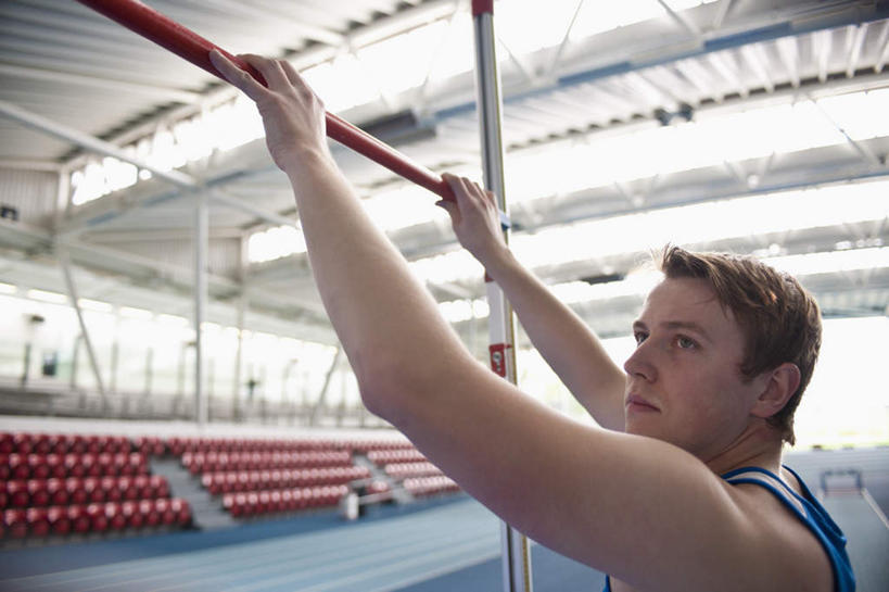 西方人,一个人,运动员,体育馆,运动场,站,举,横图,室内,白天,侧面,运动服,锻炼,运动,跳高,天花板,欧洲,欧洲人,仅一个男性,仅一个人,握,服装,拿,拿着,注视,体育场,仅一个年轻男性,衣服,观察,看,托,站着,握着,服饰,观看,察看,衣着,穿着,关注,运动馆,衣饰,横杆,体育,跳高运动,男人,男性,年轻男性,白种人,体育运动员,运动选手,举起,举手,举着,向上举,向上伸,向上托,站立,半身,彩图,健身,运动装