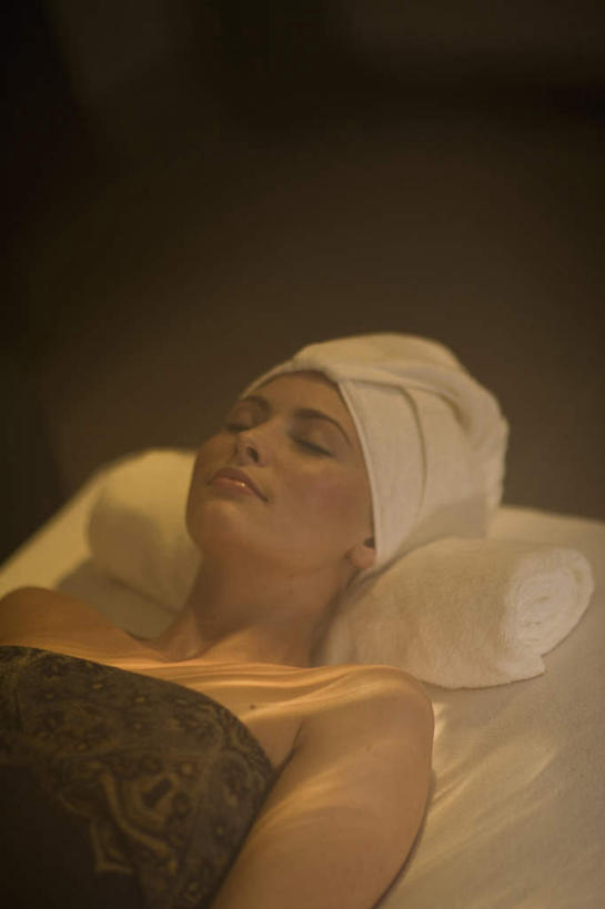 西方人,一个人,躺,闭眼,竖图,俯视,室内,白天,床,靠垫,欧洲,欧洲人,仅一个年轻女性,仅一个女性,仅一个人,纺织物,床单,靠枕,被子,裸露,垫子,毛巾,枕头,清洁,保暖,被单,裸,透气,按摩床,防水,储水,耐磨,吸水,卧着,年轻女性,女人,女性,白种人,闭眼睛,闭着眼,闭着眼睛,躺着,卧,半身,彩图,高角度拍摄,搓背床,理疗床,美容床,指压床