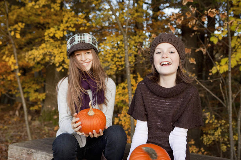 西方人,两个人,伙伴,朋友,坐,捧,笑,微笑,露齿笑,横图,室外,白天,正面,友谊,植物,南瓜,蔬菜,帽子,欧洲,欧洲人,握,服装,新鲜,装饰,金瓜,食品,拿,拿着,注视,休闲装,运动帽,番瓜,树,树木,食物,衣服,黄色,自然,围巾,观察,看,休闲,温暖,休闲服,鸭舌帽,握着,服饰,有机食品,绿色食品,生长,成长,围脖,观看,保暖,华丽,麦瓜,倭瓜,点缀,察看,御寒,关注,衬托,美观,雅致,雅观,友情,年轻女性,女人,女性,白种人,端,端着,捧着,手捧,坐着,半身,彩图