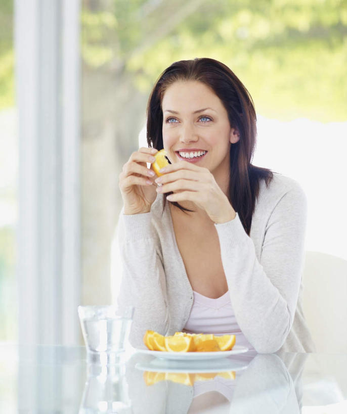 西方人,一个人,坐,笑,微笑,露齿笑,竖图,室内,白天,正面,草地,草坪,水,植物,餐桌,窗户,落地窗,桌子,杯子,餐具,水果,欧洲,欧洲人,仅一个女性,仅一个人,握,服装,朦胧,模糊,新鲜,碟子,盘,液体,生食,食品,果实,拿,拿着,注视,休闲装,饮用水,玻璃窗,玻璃制品,草,食物,衣服,绿色,盘子,水杯,碟,矿泉水,观察,看,仅一个中年女性,休闲,休闲服,握着,服饰,有机食品,绿色食品,餐台,观看,察看,关注,蒸馏水,女人,女性,中年女性,白种人,玻璃杯,坐着,半身,彩图