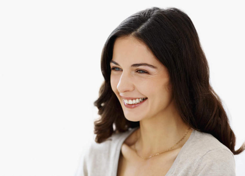 西方人,脸,头,脸颊,一个人,笑,微笑,露齿笑,横图,室内,特写,白天,白色背景,正面,欧洲,欧洲人,仅一个年轻女性,仅一个女性,仅一个人,服装,注视,休闲装,肩膀,衣服,黑色,观察,看,休闲,休闲服,摄影,服饰,影棚,观看,察看,关注,年轻女性,女人,女性,白种人,头部,长发,卷发,脸部,脸蛋,面部,半身,彩图,影棚拍摄,拍摄