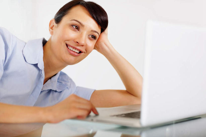 西方人,一个人,商务人士,商务女性,办公室,坐,笑,微笑,露齿笑,横图,室内,白天,正面,电脑,笔记本电脑,桌子,欧洲,欧洲人,仅一个女性,仅一个人,撑,套装,网络,办公桌,墙,注视,通讯设备,墙壁,墙面,观察,看,仅一个中年女性,观看,察看,无线,撑着,关注,通信设备,商务装,无线网络,无线上网,便携式电脑,工薪阶层,手提电脑,女人,女性,中年女性,白种人,白领,上班族,坐着,半身,彩图