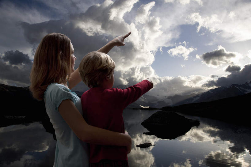 西方人,儿童,中年人,两个人,家庭,母亲,儿子,站,抱,横图,室外,白天,纯洁,湖,湖泊,水,欧洲,欧洲人,指,服装,湖面,水流,水面,云,云朵,云彩,注视,休闲装,方向,小孩,背面,衣服,蓝色,白云,倒影,蓝天,天空,湖水,天,观察,看,手势,站着,休闲,温暖,温馨,母子,一家人,休闲服,可爱,母爱,童年,童趣,服饰,晴朗,抱着,观看,和睦,察看,倒映,搂着,指向,食指,关注,童真,烂漫,无邪,反照,天真,男孩,女人,女性,中年女性,白种人,孩子,晴空,搂,搂抱,站立,半身,彩图,融洽,男生