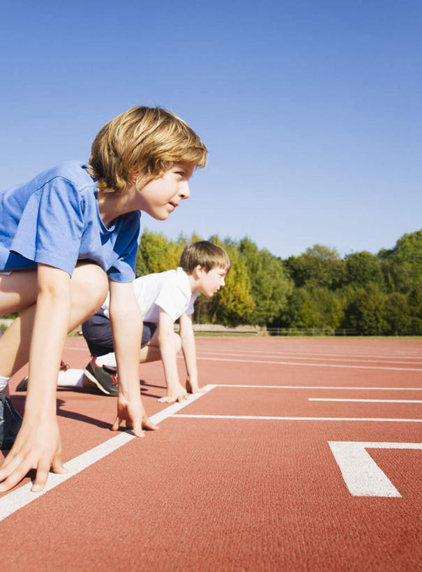 西方人,儿童,两个人,伙伴,朋友,体育馆,运动场,起跑线,起点,蹲,竖图,室外,白天,侧面,友谊,纯洁,植物,欧洲,欧洲人,服装,开始,跑道,注视,休闲装,体育场,树,树木,小孩,衣服,蓝色,绿色,蓝天,天空,自然,天,观察,看,休闲,休闲服,可爱,童年,童趣,服饰,田径场,生长,晴朗,成长,观看,察看,关注,塑胶跑道,童真,烂漫,无邪,万里无云,起始,运动馆,天真,友情,男孩,男人,男性,白种人,晴空,晴空万里,蹲着,半身,彩图,起跑点,全天候田径运动跑道,男生