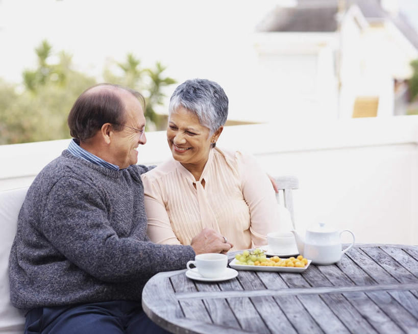 咖啡,西方人,老年人,两个人,家庭,夫妻,家,栏杆,坐,笑,微笑,露齿笑,横图,室外,白天,正面,爱情,幸福,植物,桌面,桌子,杯子,餐具,欧洲,欧洲人,服装,朦胧,模糊,木制,瓷器,碟子,盘,房屋,屋子,围栏,咖啡杯,陶瓷制品,浪漫,注视,休闲装,娱乐,护栏,楼房,住宅,树,树木,饮料,衣服,绿色,自然,盘子,木制品,碟,观察,看,靠,靠着,享受,休闲,温暖,温馨,一家人,休闲服,恩爱,放松,乐趣,恋人,服饰,生长,成长,观看,和睦,察看,提神,舒适,关注,瓷杯,醒脑,软饮料,老年男性,老年女性,男人,男性,女人,女性,白种人,夫妇,情侣,坐着,半身,彩图,房子,伴侣,融洽