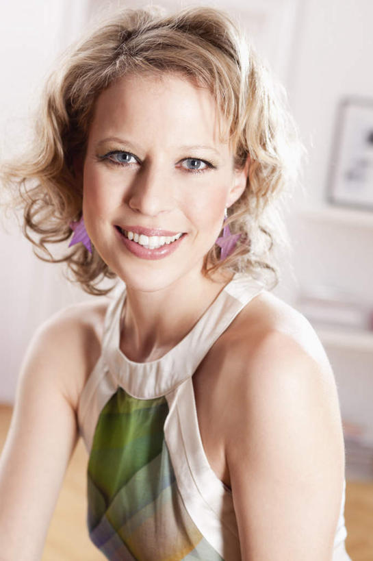 西方人,一个人,笑,微笑,露齿笑,竖图,室内,白天,正面,地板,欧洲,欧洲人,仅一个年轻女性,仅一个女性,仅一个人,服装,墙,地面,注视,休闲装,木地板,墙壁,墙面,衣服,观察,看,休闲,休闲服,服饰,观看,察看,关注,年轻女性,女人,女性,白种人,半身,彩图