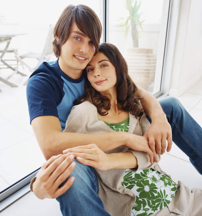 西方人,两个人,坐,抱,笑,微笑,露齿笑,竖图,俯视,室内,白天,爱情,窗户,地板,落地窗,欧洲,欧洲人,服装,浪漫,注视,休闲装,玻璃窗,衣服,观察,看,靠,靠着,休闲,温暖,温馨,休闲服,恩爱,恋人,服饰,抱着,观看,和睦,察看,搂着,关注,男人,男性,年轻男性,年轻女性,女人,女性,白种人,情侣,搂,搂抱,坐着,半身,彩图,高角度拍摄,伴侣,融洽