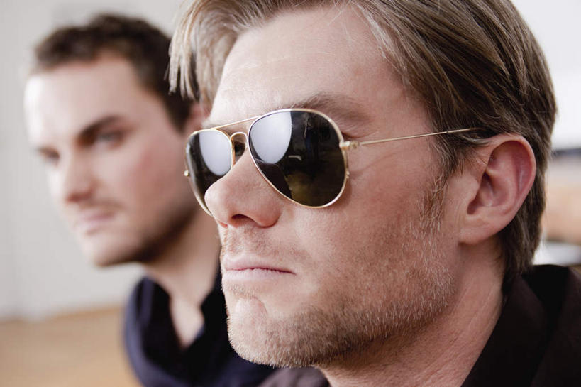 西方人,脸,头,脸颊,两个人,伙伴,朋友,笑,微笑,横图,室内,特写,白天,正面,友谊,地板,欧洲,欧洲人,服装,朦胧,模糊,墨镜,眼镜,墙,地面,注视,休闲装,肩膀,木地板,墙壁,墙面,衣服,太阳镜,太阳眼镜,观察,看,休闲,休闲服,遮阳镜,服饰,观看,察看,关注,友情,男人,男性,年轻男性,中年男性,白种人,头部,脸部,脸蛋,面部,半身,彩图