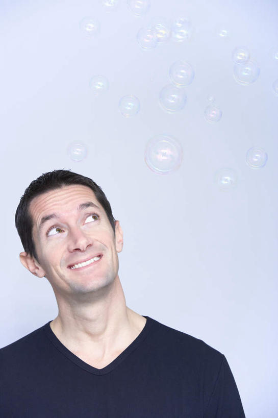 西方人,一个人,站,笑,微笑,露齿笑,竖图,室内,白天,白色背景,正面,欧洲,欧洲人,仅一个男性,仅一个人,服装,注视,休闲装,仅一个年轻男性,衣服,观察,看,站着,休闲,休闲服,摄影,服饰,影棚,观看,察看,关注,男人,男性,年轻男性,白种人,站立,半身,彩图,影棚拍摄,拍摄