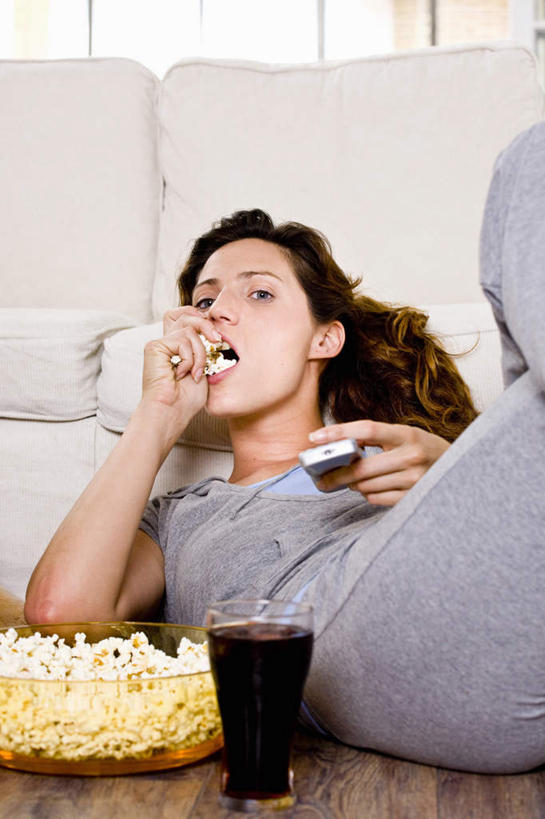 点心,西方人,一个人,客厅,坐,躺,吃,竖图,室内,白天,正面,地板,沙发,杯子,玻璃,欧洲,欧洲人,仅一个女性,仅一个人,一堆,许多,握,堆叠,堆积,服装,食品,地面,饮品,很多,拿,拿着,注视,休闲装,木地板,玻璃制品,食物,饮料,衣服,容器,水杯,碗,遥控器,零食,观察,看,仅一个中年女性,休闲,休闲服,爆米花,握着,服饰,观看,储藏,堆,察看,起居室,甜橙,储存,关注,可口,布艺沙发,垃圾食品,膨化食品,零嘴,客堂,适口,卧着,女人,女性,中年女性,白种人,玻璃杯,橙子,橙,嚼,食,躺着,卧,坐着,半身,彩图,鹄壳,黄橙,黄果,金橙,金环,金球,糖橙,贮存