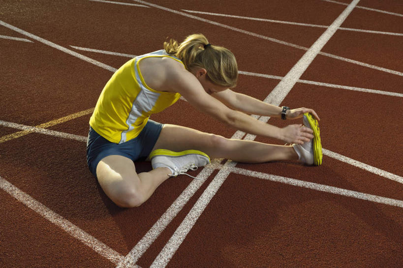 西方人,一个人,运动员,体育馆,运动场,坐,竖图,俯视,室外,白天,运动服,锻炼,旅游,度假,运动,欧洲,欧洲人,仅一个年轻女性,仅一个女性,仅一个人,弯腰,服装,跑道,注视,娱乐,体育场,衣服,观察,看,享受,休闲,放松,服饰,田径场,观看,察看,衣着,穿着,关注,室外运动,户外运动,塑胶跑道,弯身,运动馆,衣饰,年轻女性,女人,女性,白种人,体育运动员,运动选手,坐着,彩图,高角度拍摄,全身,健身,全天候田径运动跑道,运动装