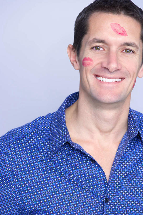 西方人,一个人,站,笑,微笑,露齿笑,竖图,室内,白天,正面,欧洲,欧洲人,仅一个男性,仅一个人,仅一个中年男性,灰色背景,服装,注视,休闲装,衣服,观察,看,站着,休闲,休闲服,摄影,服饰,影棚,观看,察看,关注,口红印,男人,男性,中年男性,白种人,站立,半身,彩图,影棚拍摄,拍摄,唇印