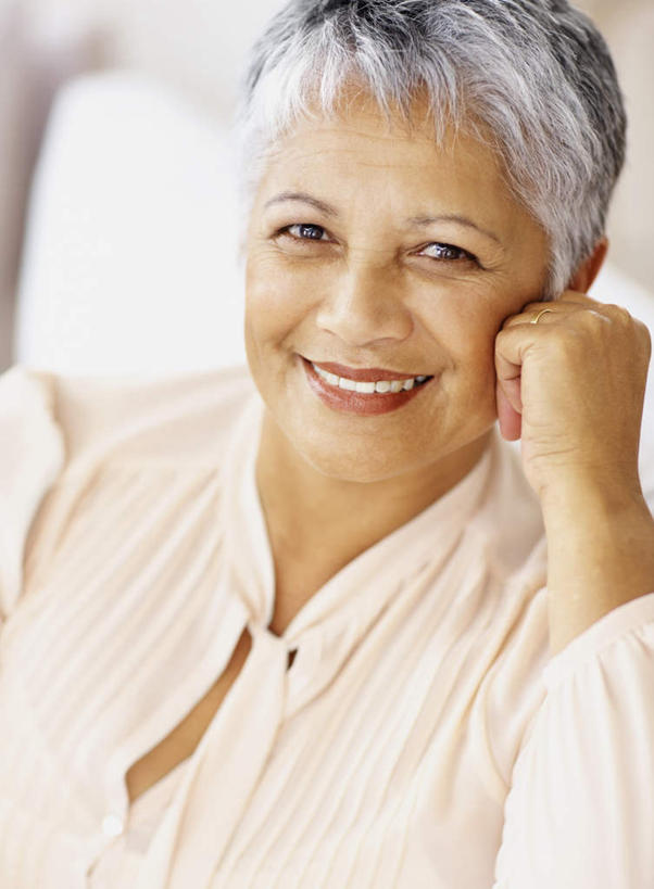 西方人,一个人,笑,微笑,露齿笑,竖图,室内,白天,正面,欧洲,欧洲人,仅一个女性,仅一个人,撑,服装,朦胧,模糊,墙,注视,休闲装,墙壁,墙面,衣服,观察,看,休闲,休闲服,服饰,仅一个老年女性,观看,察看,撑着,关注,老年女性,女人,女性,白种人,半身,彩图