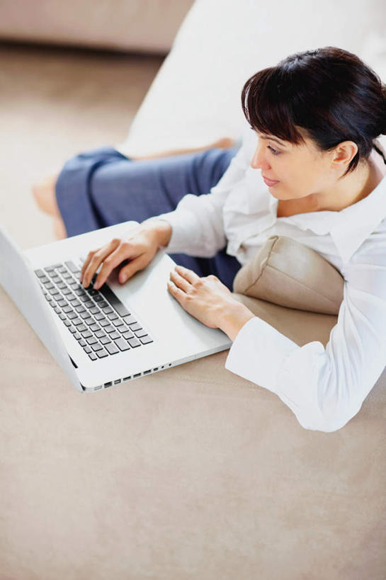 西方人,一个人,客厅,坐,竖图,俯视,室内,白天,电脑,笔记本电脑,靠垫,沙发,欧洲,欧洲人,仅一个年轻女性,仅一个女性,仅一个人,敲打,服装,网络,靠枕,注视,休闲装,输入,通讯设备,衣服,垫子,枕头,打字,观察,看,靠,靠着,休闲,休闲服,服饰,观看,点击,敲击,察看,无线,起居室,关注,通信设备,无线网络,布艺沙发,无线上网,便携式电脑,客堂,按键,手提电脑,年轻女性,女人,女性,白种人,坐着,半身,彩图,高角度拍摄