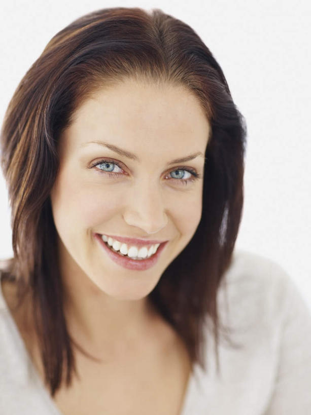 西方人,脸,头,脸颊,一个人,笑,微笑,露齿笑,竖图,室内,特写,白天,白色背景,正面,欧洲,欧洲人,仅一个年轻女性,仅一个女性,仅一个人,服装,棕色,注视,休闲装,肩膀,衣服,观察,看,休闲,休闲服,摄影,服饰,影棚,观看,察看,关注,年轻女性,女人,女性,白种人,头部,长发,直发,脸部,脸蛋,面部,半身,彩图,影棚拍摄,拍摄