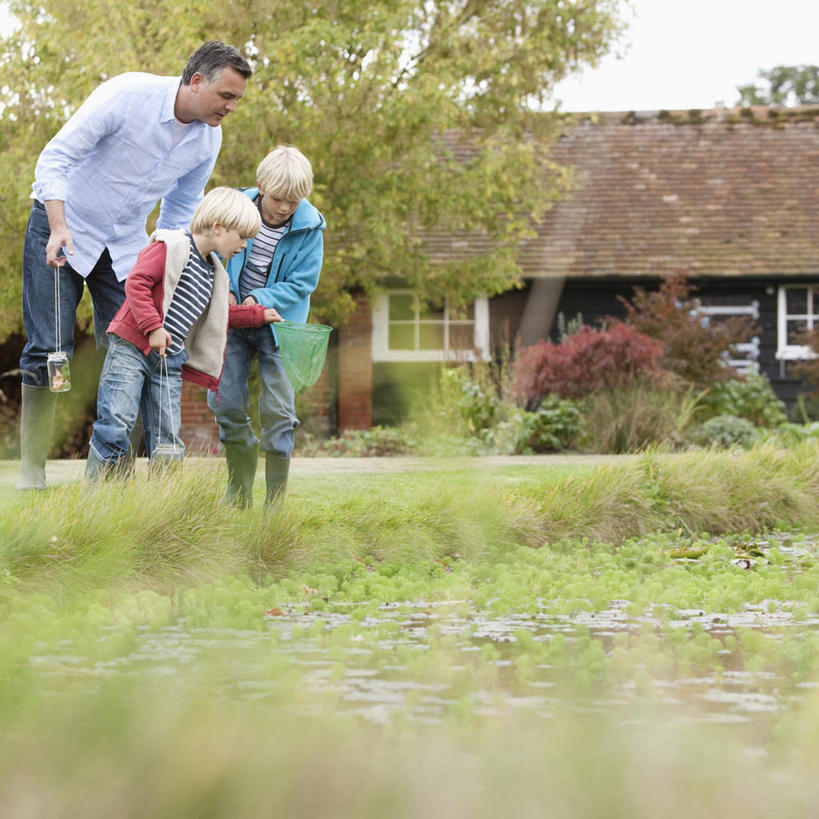 西方人,儿童,中年人,三个人,家庭,夫妻,母亲,父亲,儿子,家,站,方图,室外,白天,正面,爱情,纯洁,草地,草坪,树林,植物,窗户,欧洲,欧洲人,弯腰,握,服装,朦胧,模糊,房屋,屋子,浪漫,拿,拿着,注视,休闲装,楼房,玻璃窗,住宅,草,树,树木,小孩,衣服,蓝色,绿色,蓝天,天空,自然,天,观察,看,站着,休闲,温暖,温馨,父子,母子,三口之家,一家人,休闲服,恩爱,父爱,可爱,母爱,童年,童趣,握着,恋人,服饰,生长,渔网,晴朗,成长,观看,渔具,和睦,察看,关注,抓捕,捕捞,鱼网,童真,烂漫,无邪,万里无云,拉网,捕捞工具,弯身,天真,男孩,男人,男性,女人,女性,中年男性,中年女性,白种人,孩子,夫妇,情侣,晴空,晴空万里,站立,彩图,全身,房子,伴侣,融洽,男生
