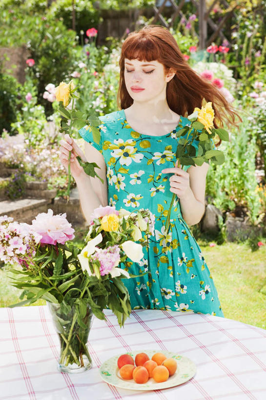 西方人,一个人,站,竖图,室外,白天,正面,裙子,桌面,桌子,桃子,餐具,花瓶,水果,欧洲,欧洲人,仅一个年轻女性,仅一个女性,仅一个人,握,连衣裙,新鲜,盛开,木制,碟子,盘,生食,食品,果实,油桃,拿,花蕾,拿着,注视,玻璃制品,花,花瓣,花朵,鲜花,食物,盘子,玻璃瓶,木制品,瓶子,碟,花苞,花蕊,观察,看,站着,握着,有机食品,绿色食品,观看,察看,关注,肺果,李光桃,年轻女性,女人,女性,白种人,站立,半身,彩图