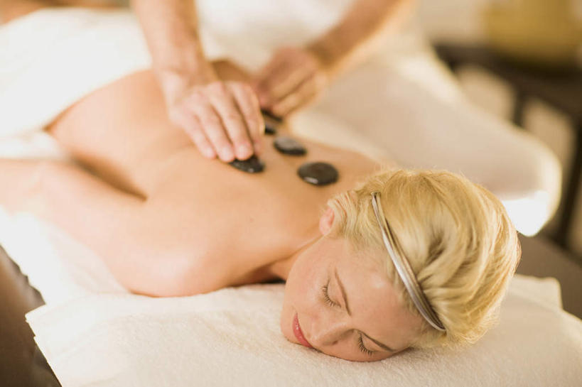 西方人,按摩师,躺,闭眼,横图,俯视,室内,白天,石头,床,靠垫,欧洲,欧洲人,一排,握,朦胧,模糊,整齐,纺织物,石子,床单,靠枕,拿,拿着,被子,裸露,排列,垫子,毛巾,枕头,清洁,鹅卵石,握着,保暖,被单,队列,裸,按摩石,透气,按摩床,防水,储水,耐磨,吸水,卧着,男人,男性,年轻女性,女人,女性,中年男性,白种人,石块,技师,闭眼睛,闭着眼,闭着眼睛,躺着,卧,半身,彩图,高角度拍摄,搓背床,理疗床,美容床,指压床