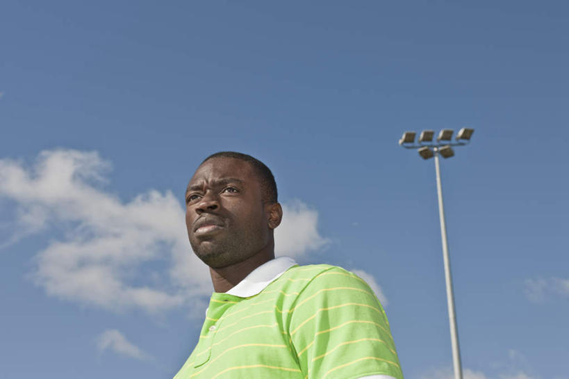 西方人,一个人,站,横图,室外,白天,仰视,照明,欧洲,非洲,黑人,欧洲人,仅一个男性,仅一个人,服装,云,云朵,灯光,云彩,注视,休闲装,灯,仅一个年轻男性,衣服,蓝色,白云,蓝天,天空,灯具,天,观察,看,站着,休闲,休闲服,射灯,服饰,晴朗,观看,照亮,察看,照明设备,关注,男人,男性,年轻男性,非洲人,晴空,站立,半身,彩图,低角度拍摄