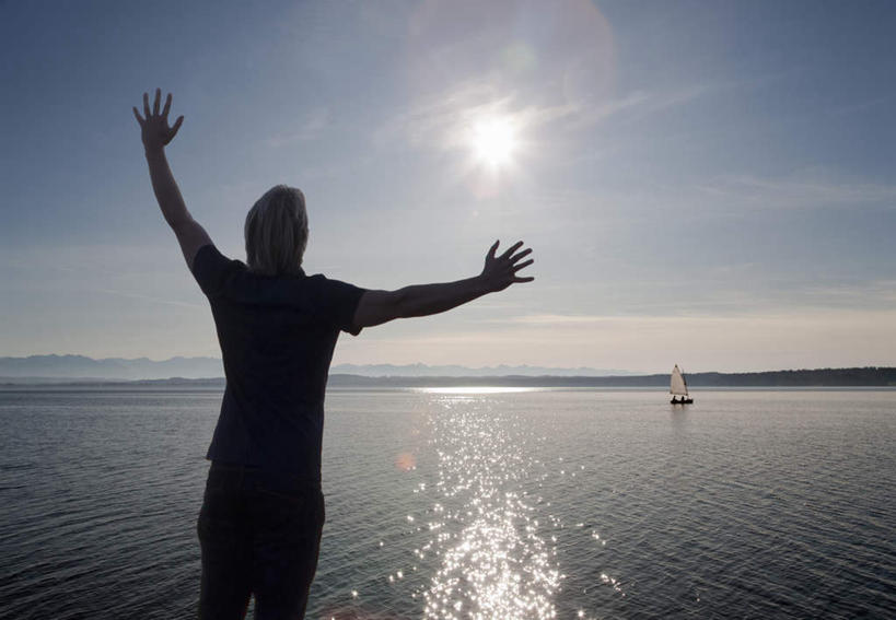 西方人,站,举,伸展双臂,横图,室外,白天,海浪,海洋,沙滩,太阳,欧洲,欧洲人,阴影,服装,光线,沙子,影子,海岸,浪花,水平线,辽阔,海平线,沙地,背光,注视,休闲装,背面,衣服,蓝色,蓝天,天空,阳光,海水,天,观察,看,托,站着,休闲,广阔,休闲服,服饰,晴朗,观看,一望无际,察看,关注,逆光,海景,万里无云,无边无际,一马平川,白种人,大海,风浪,海,海水的波动,海滩,近岸浪,涌浪,晴空,晴空万里,敞开双臂,举起,举手,举着,伸开双臂,向上举,向上伸,向上托,展开双肩,站立,张开手臂,张开双臂,半身,彩图,水天相接,水天一线