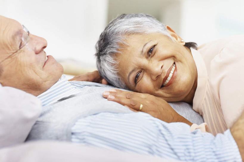 西方人,两个人,家庭,夫妻,躺,笑,微笑,露齿笑,横图,室内,白天,侧面,爱情,床,靠垫,卧室,欧洲,欧洲人,服装,眼镜,双人床,床单,靠枕,浪漫,注视,休闲装,被子,衣服,垫子,枕头,观察,看,休闲,温暖,温馨,一家人,休闲服,恩爱,恋人,服饰,观看,老花镜,和睦,察看,被单,关注,远视眼镜,卧着,男人,男性,年轻男性,女人,女性,中年女性,白种人,夫妇,情侣,躺着,卧,半身,彩图,睡房,卧房,伴侣,融洽