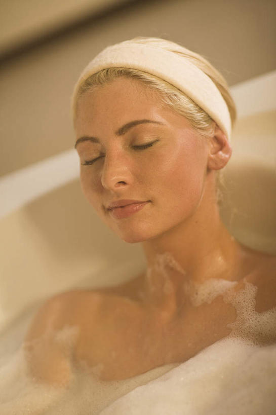 西方人,一个人,躺,闭眼,笑,微笑,竖图,俯视,室内,白天,洗澡,卫生间,浴室,欧洲,欧洲人,仅一个年轻女性,仅一个女性,仅一个人,束发带,干净,白色,泡泡,浴缸,靠,靠着,清洁,享受,健康,放松,保健,卫生,卫浴设备,泡汤,水管装置,卧着,年轻女性,女人,女性,白种人,淋浴房,闭眼睛,闭着眼,闭着眼睛,躺着,卧,半身,彩图,高角度拍摄,沐浴,冲凉房,沐浴间,沐浴室