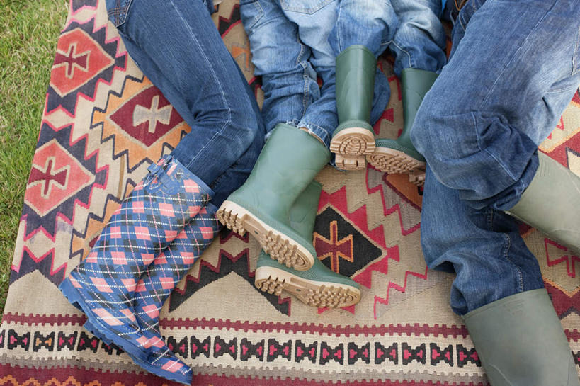 西方人,儿童,中年人,腿部,腿,四个人,家庭,夫妻,母亲,父亲,女儿,儿子,躺,横图,俯视,室外,特写,白天,爱情,纯洁,草地,草坪,植物,鞋子,纺织品,欧洲,欧洲人,一条,裤子,装饰,毛毯,毯子,雨鞋,雨靴,浪漫,牛仔裤,靴子,草,纺织,小孩,绿色,垫子,靠,靠着,温暖,温馨,父女,父子,母女,母子,一家人,恩爱,父爱,可爱,母爱,童年,童趣,恋人,华丽,修饰,点缀,和睦,胶鞋,童真,烂漫,无邪,衬托,美观,雅致,雅观,卧着,天真,男孩,男人,男性,女孩,女人,女性,中年男性,中年女性,白种人,孩子,夫妇,情侣,躺着,卧,半身,彩图,高角度拍摄,伴侣,融洽,男生,女生