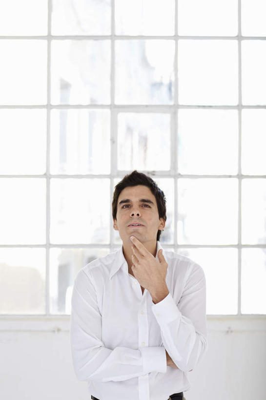 西方人,一个人,商务人士,商务男性,站,竖图,室内,白天,正面,衬衫,窗户,落地窗,欧洲,欧洲人,仅一个男性,仅一个人,仅一个中年男性,撑,套装,托腮,注视,玻璃窗,观察,看,托,站着,观看,察看,关注,托下巴,商务装,工薪阶层,男人,男性,中年男性,白种人,白领,上班族,抬头,仰头,站立,半身,彩图,衬衣